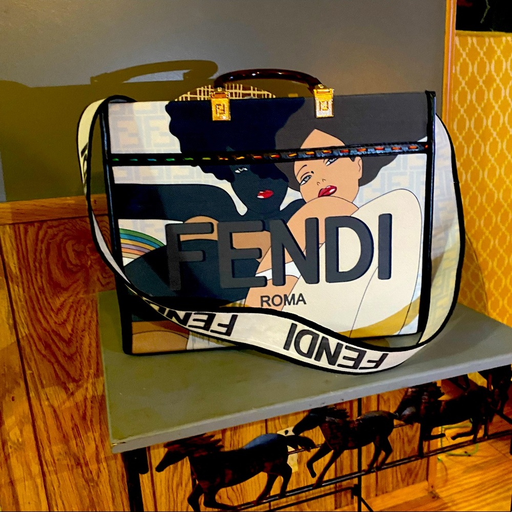 Fendi Sunshin Med
FF whit glzed fabrc shopper with inlay